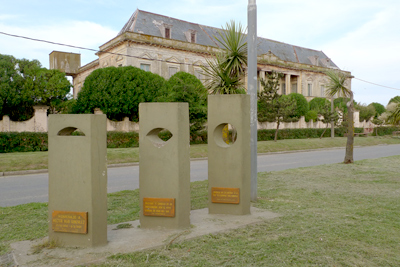 Mar del Sur, Boulevard Atlantic Hotel, Rubí González monument