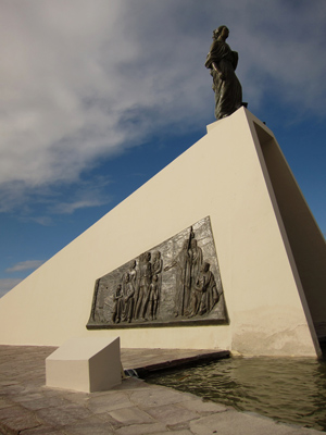 Argentina, Chubut, Puerto Madryn, Monumento a la Mujer Galesa