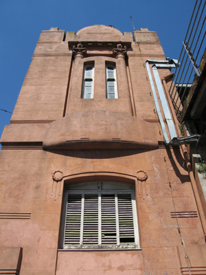 Buenos Aires, Barracas, Estación Hipólito Yrigoyen